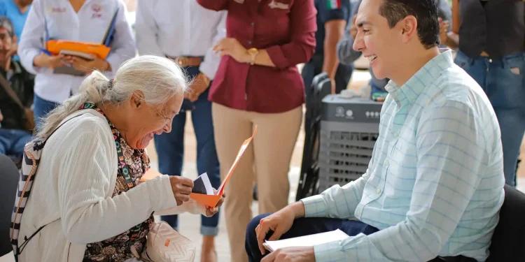 Héctor Santana atiende de frente a vecinos de Santa Fe en Audiencia Ciudadana