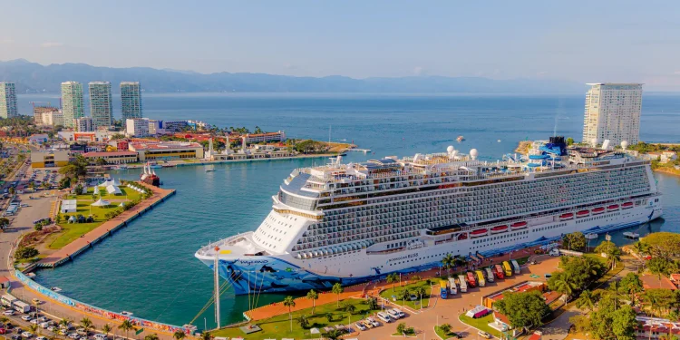 Inicia temporada de cruceros en Puerto Vallarta con la llegada del Norwegian Bliss