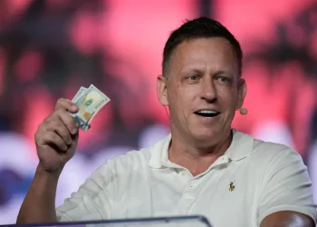 «¿Hay que quemar a Peter Thiel?»: Asesor del Vaticano arremete contra cofundador de PayPal