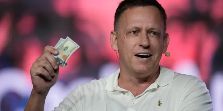 «¿Hay que quemar a Peter Thiel?»: Asesor del Vaticano arremete contra cofundador de PayPal