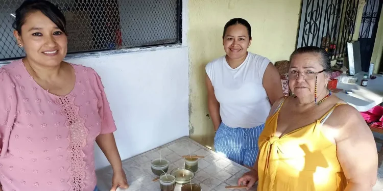 Imparten curso de elaboración de velas en San Juan Papachula