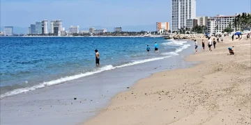 Playas de Puerto Vallarta son aptas para uso recreativo en Semana Santa: COFEPRIS