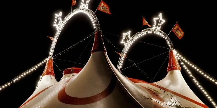 Mientras los estadounidenses se arruinan, el imperio se revuelca en el pan y el circo